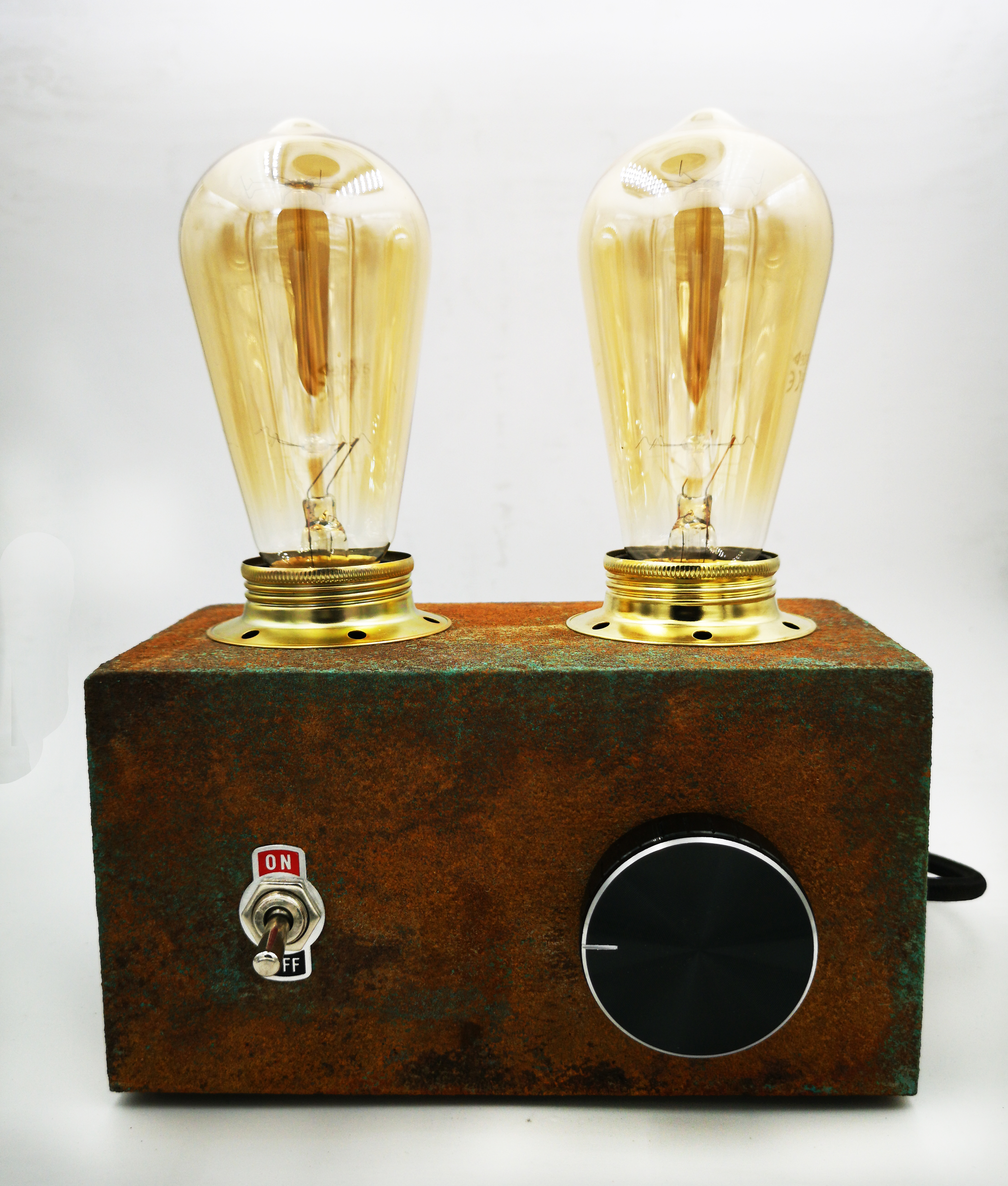 PATINA RADIO EDISON made with concret, two bulbs and a dimming button.