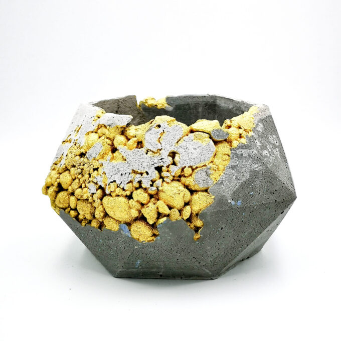 Concrete London Planter pot kintsugi dark grey color with gold structure, octogonal shape, handmade in Berlin.