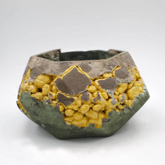 Concrete Planter pot kintsugi green with gold structure, octogonal shape, handmade in Berlin.