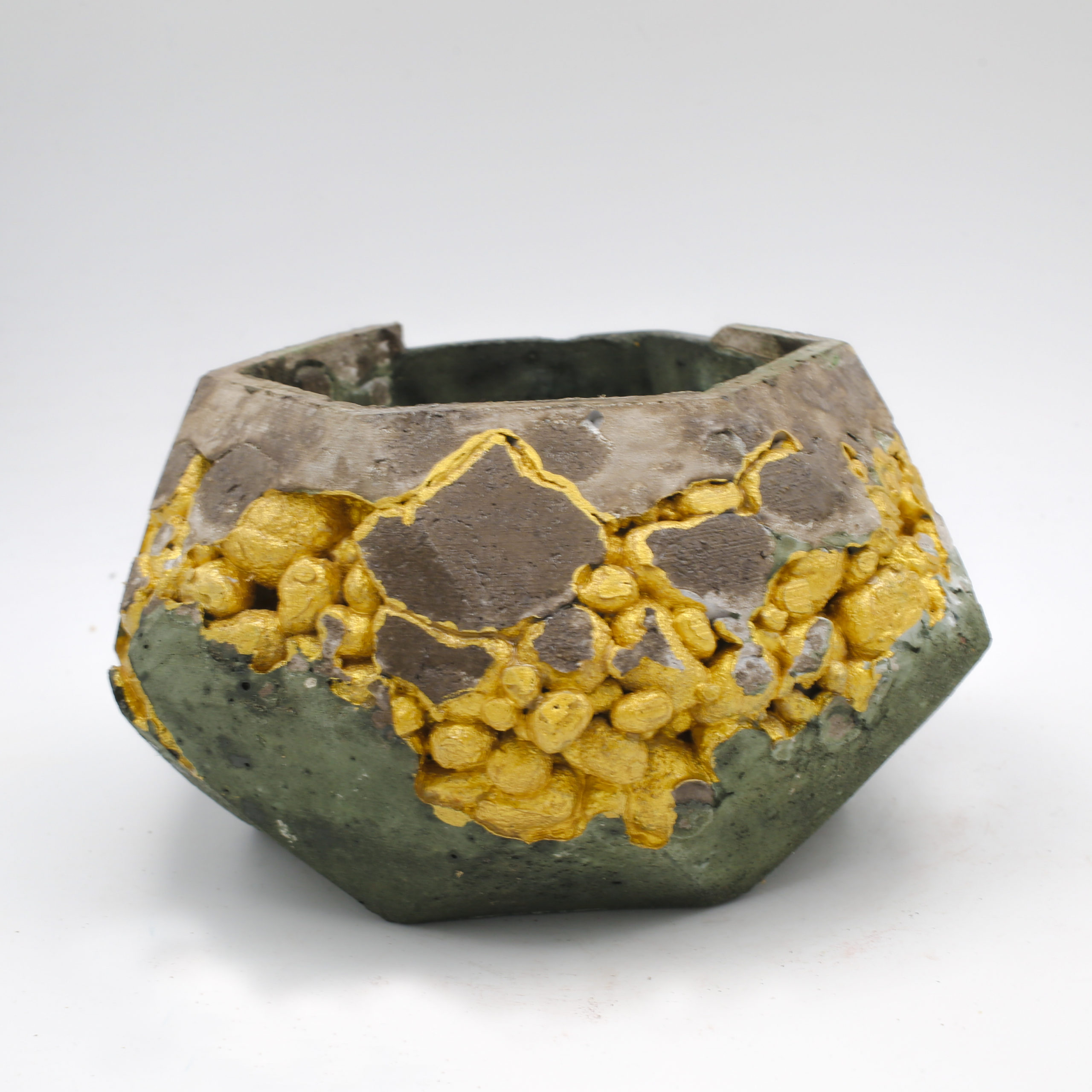 Concrete Planter pot kintsugi green with gold structure, octogonal shape, handmade in Berlin.