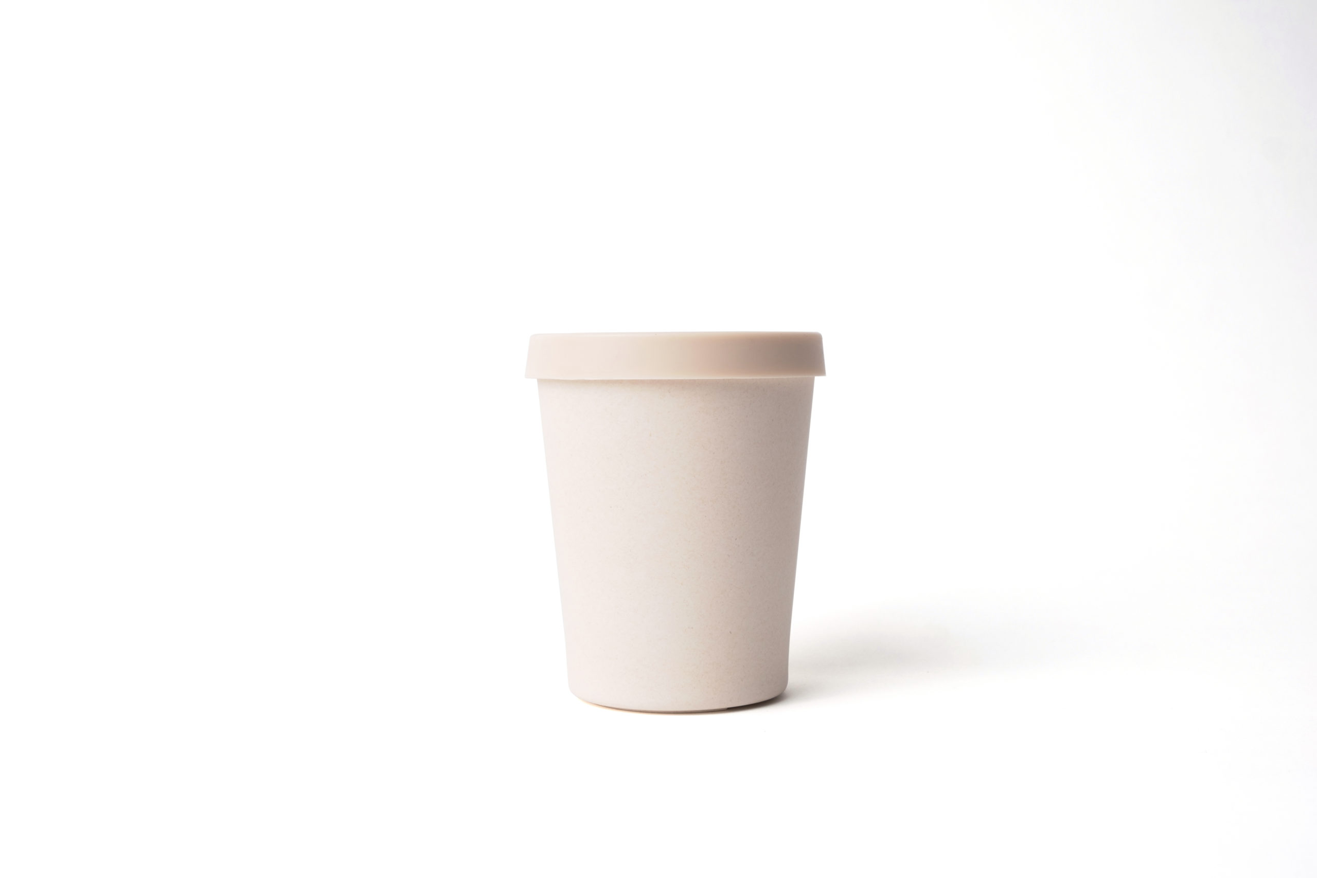 Reusable beige cup (330ml) made from bamboo with beige silicon lid.