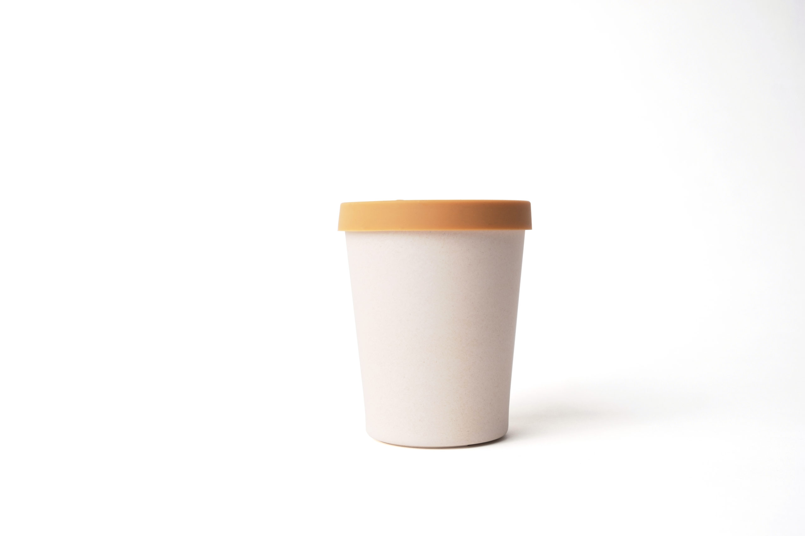 Reusable beige cup (330ml) made from bamboo with brown silicon lid.