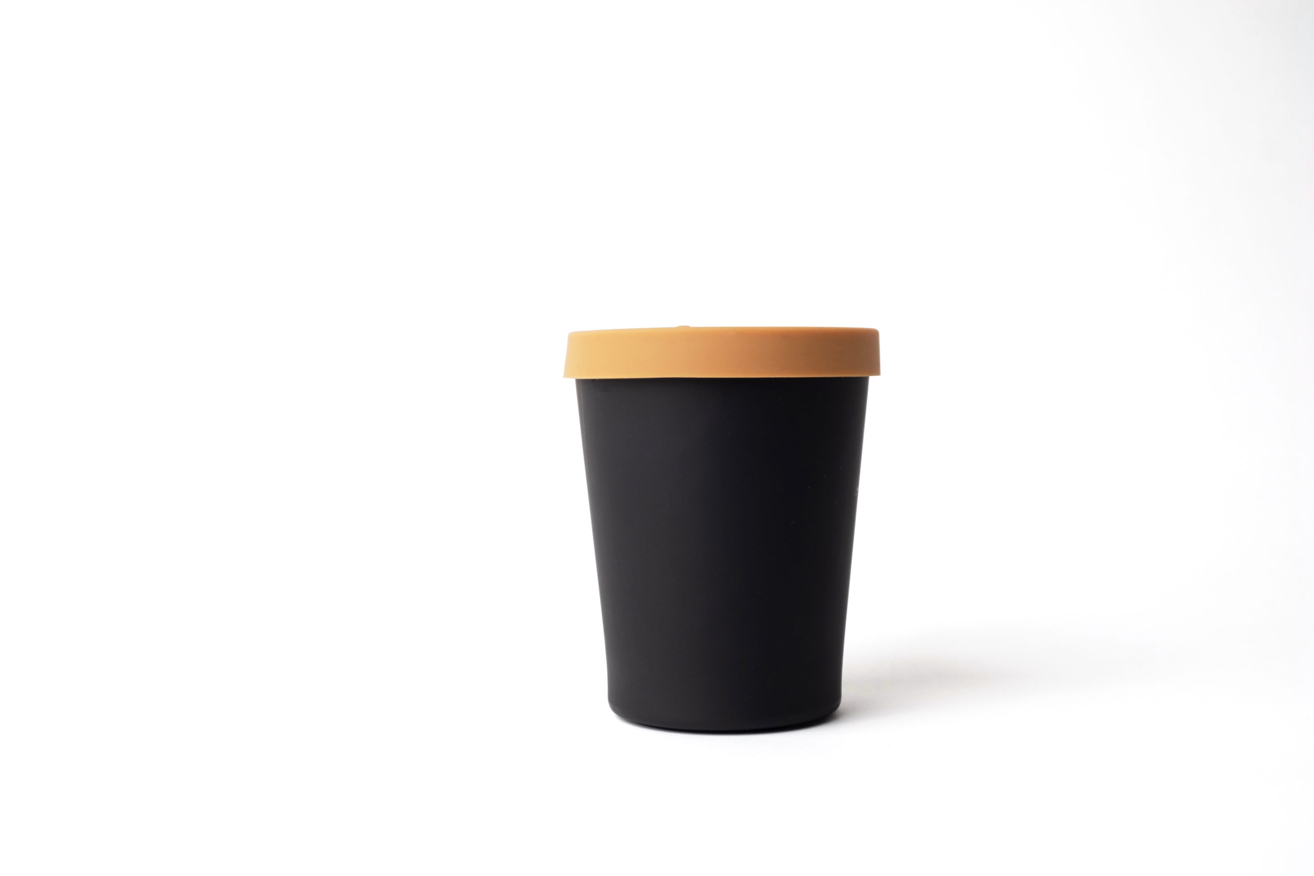 Reusable black cup (330ml) made from bamboo with brown silicon lid.