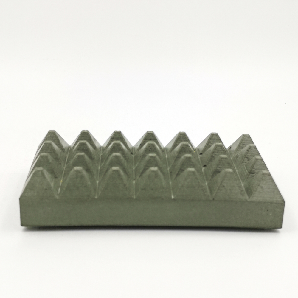 Soap dish Loupia Rue de la Glacière green color, rectangle base and triangular prisme to drain water, handmade in Berlin with porcelain clay.