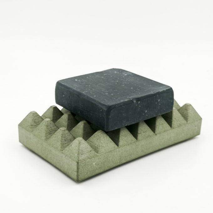 Soap dish Loupia Rue de la Glacière green color, rectangle base and triangular prisme to drain water, handmade in Berlin with porcelain clay.