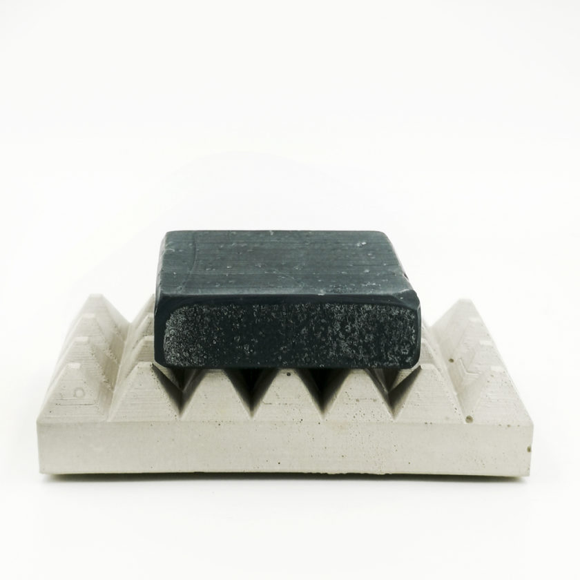 Soap dish Loupia Rue Verdaux white color, rectangle base and triangular prisme to drain water, handmade in Berlin with porcelain clay.