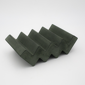 Soap dish Toulouse Avenue François Collignon dark grey, rectangular base and chevron shape made with porcelain clay, handmade in Berlin.