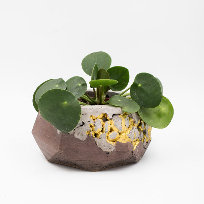 Concrete Planter pot kintsugi pink with gold structure, octogonal shape, handmade in Berlin.