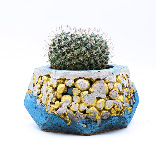 Planter Pot kintsugi Amsterdam Palmgracht, blue color with gold structure. Octogonal shape handmade in Berlin by Kula. .