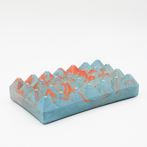 Soap dish Loupia Rue de la Forge marble blue and orange color, rectangle base and triangular prisme to drain water, handmade in Berlin with porcelain clay.
