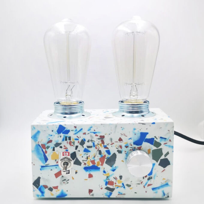 Retro terrazzo Lampe, mehrfarbig mit zwei vintage Glübirnen, handgefertigt in Berlin aus Porzellan Gips.