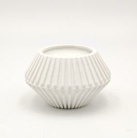 Minimalistisches Design Teelicht Kerzenhalter TREVI Via Aldo Moro, sechseckige Form in weiß.