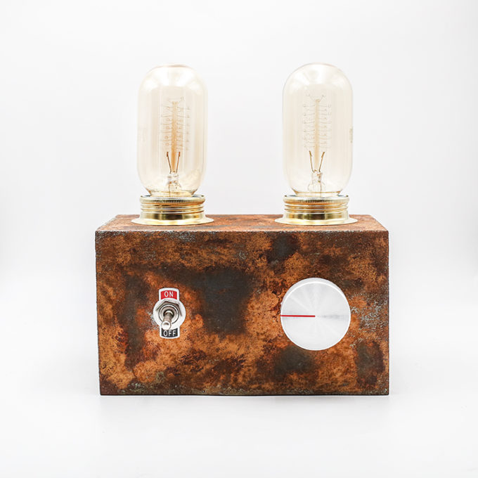 RADIO LAMPE OXOL made with concret, oxidation color, two vintage bulbs, an on-off and a dimming button.